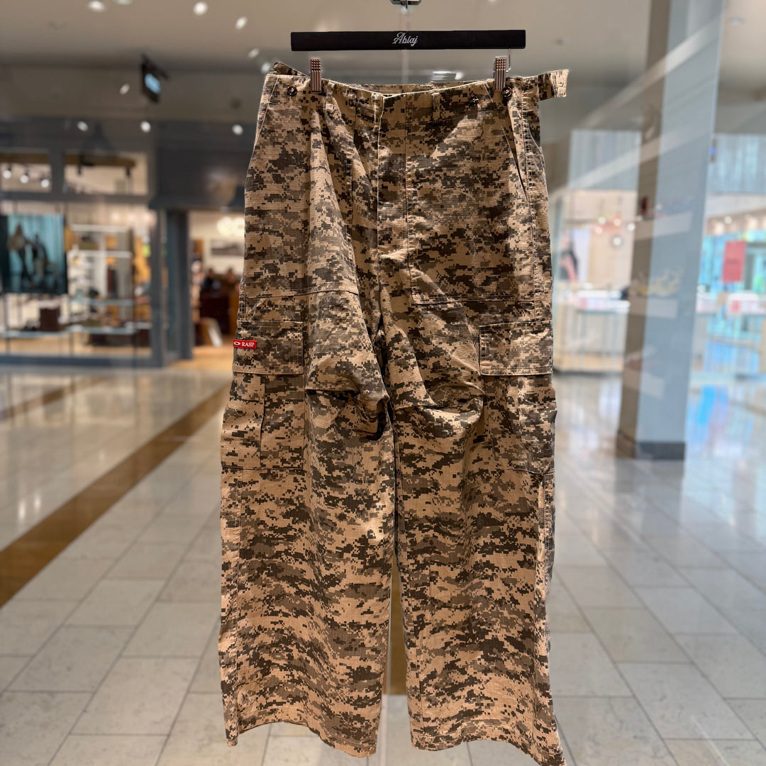 GV Gallery Digital Camo Cargopants (PREOWNED)